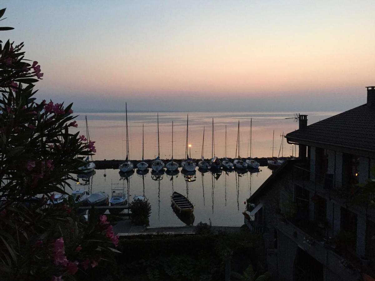 A Room With A View - Maisonnette Dans Bourg Medieval Au Bord Du Lac Leman 이브아르 외부 사진